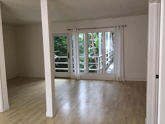 Unfurnished---so you can see how large it is.