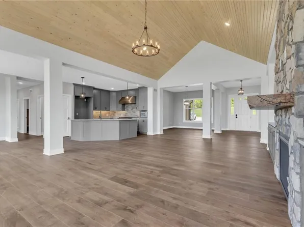 2017 Vilas St, Leavenworth, KS 66048