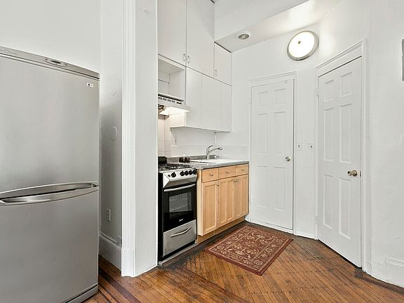 3rd image of 123 W 78th St #1F