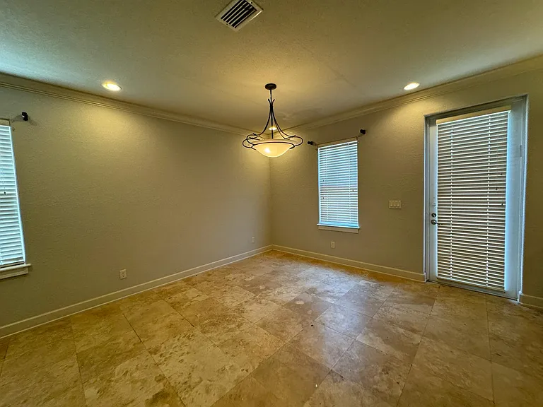 241 Inverrary Dr — Photo 10