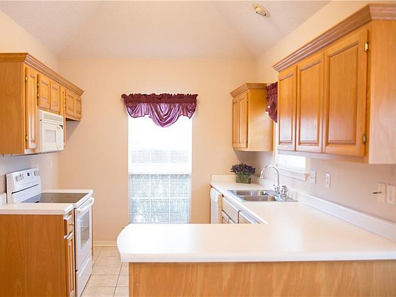 5th image of 934 Crestwood Dr