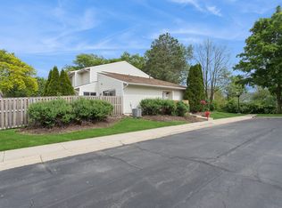 19 Wintergreen Ct, Woodridge, IL 60517