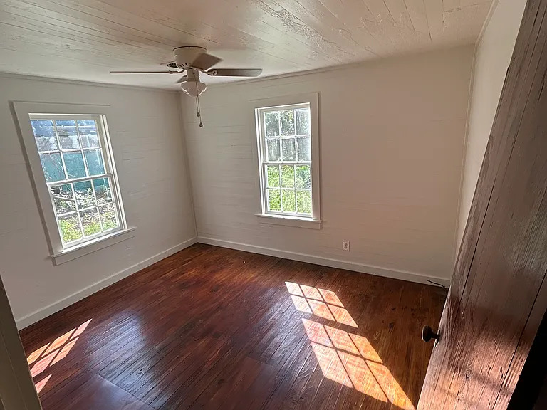 194 SE Craig Ave — Photo 2