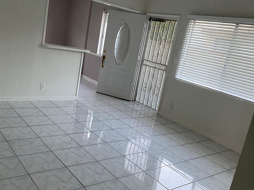 Living Room (2 of 2)