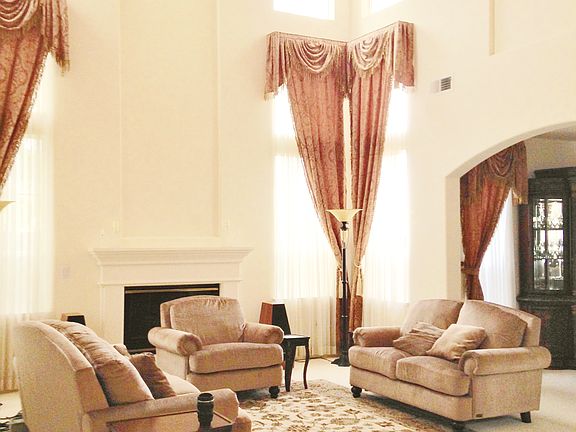 Living room -High Ceiling