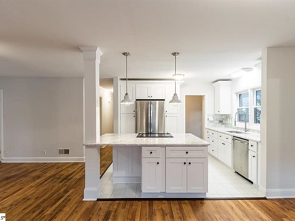 4th image of 36 Gurley Ave