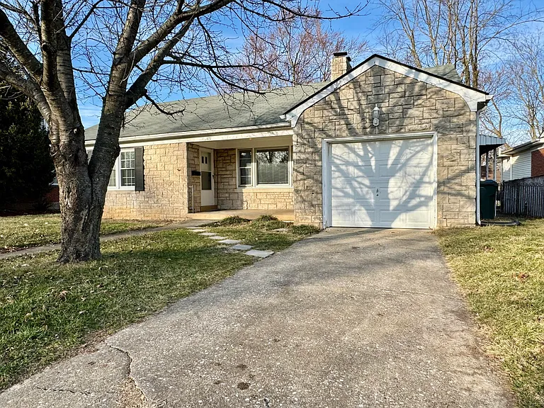 479 Stratford Dr — Photo 3