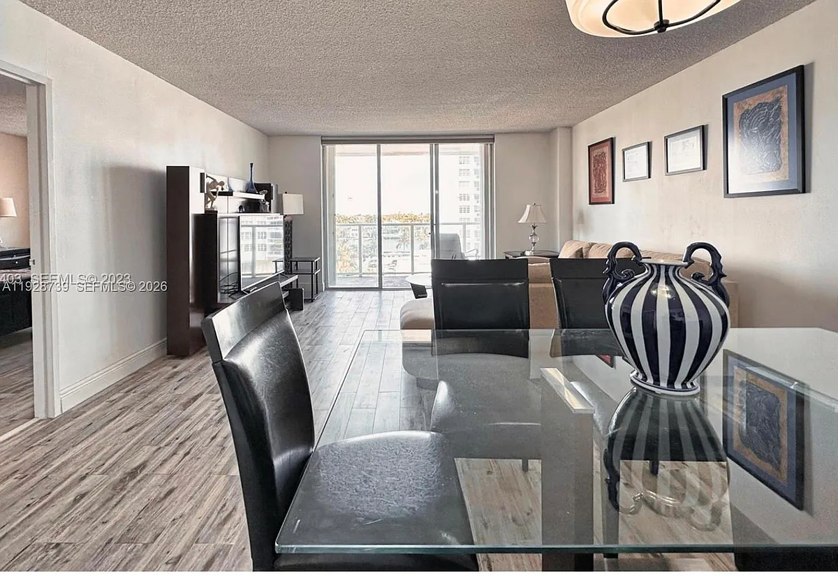 Building Photo - 5701 Collins Ave #505