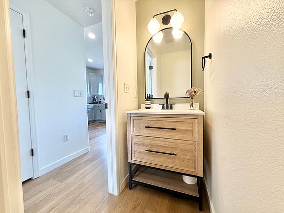 5th image of 387 Ivory Cir
