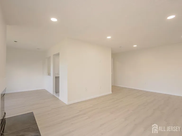 26 Farnham Sq — Photo 10