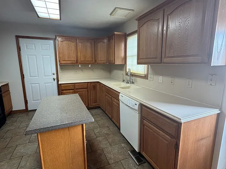 2047 Parkside Dr — Photo 6