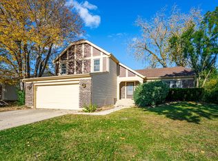 62 E Fox Hill Dr, Buffalo Grove, IL 60089