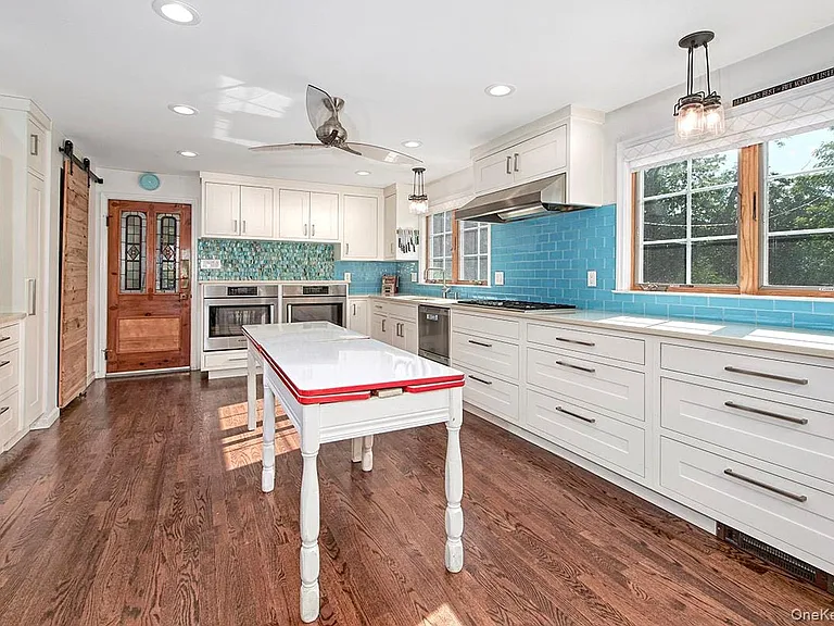 1015 Shore Acres Dr — Photo 2
