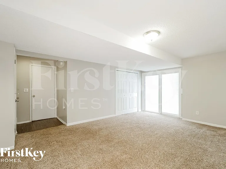 6235 N Hickory Ct — Photo 8