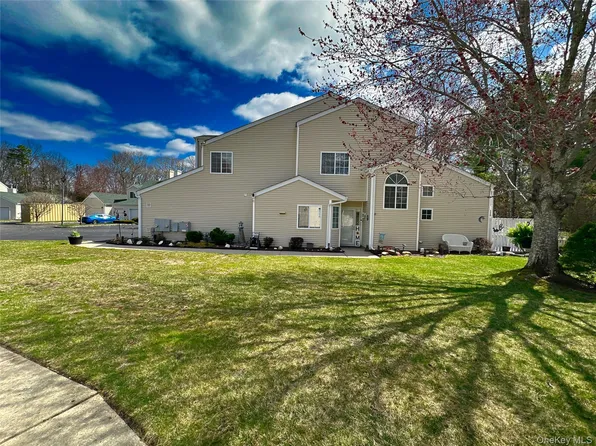 142 Farm House Court, Manorville, NY 11949