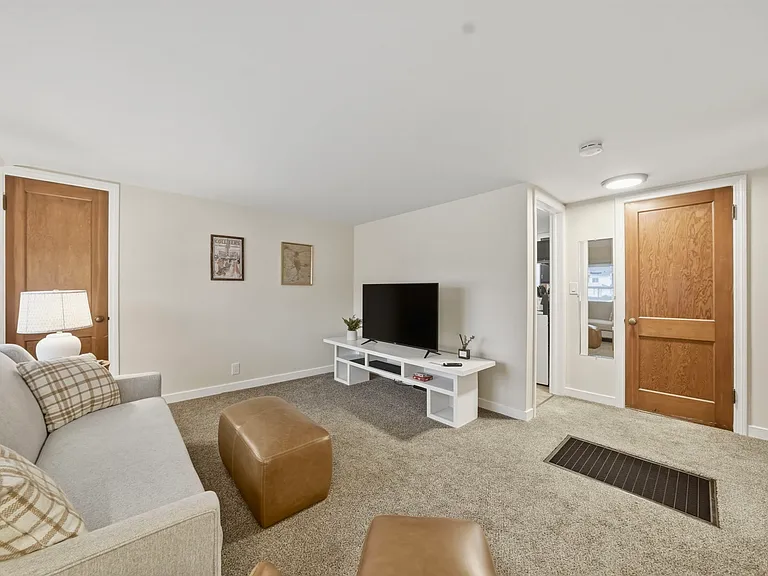27 Winfield Ave #UPPER — Photo 10