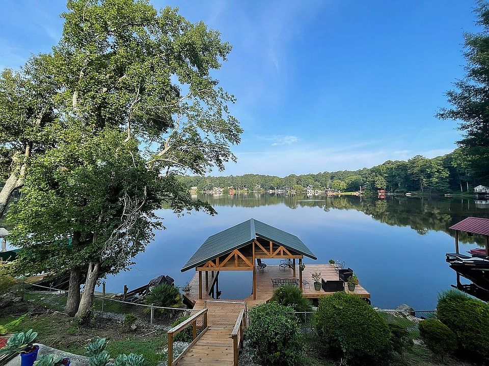 2nd image of 818 Lake Dr