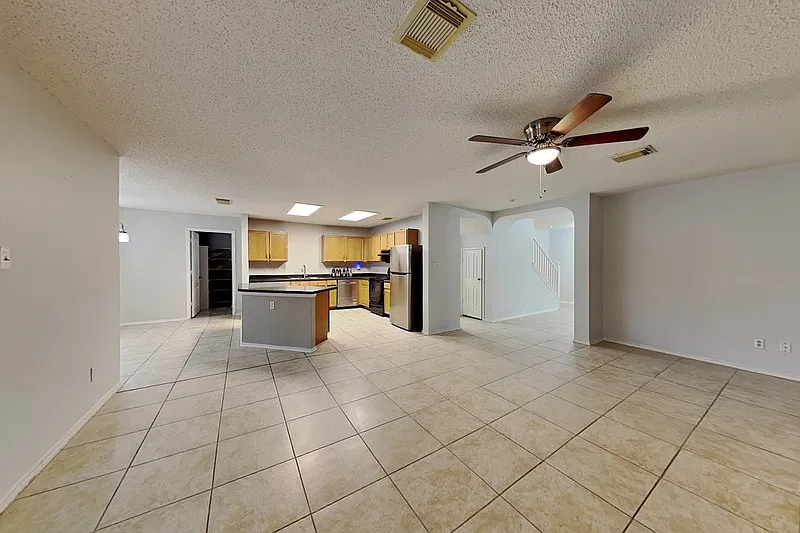 4 bed, 2.5 bath, 2799 sqft, $2,050 — Photo 3
