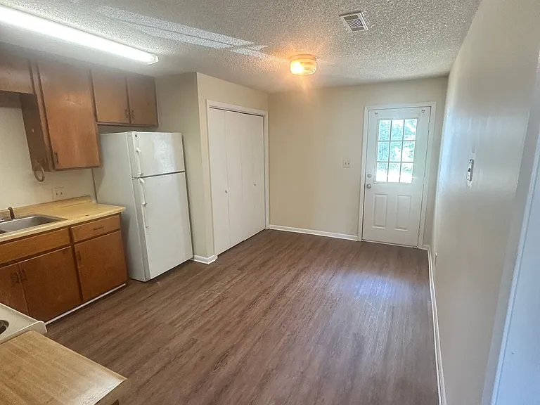 Chimney Creek Apartments — Photo 15