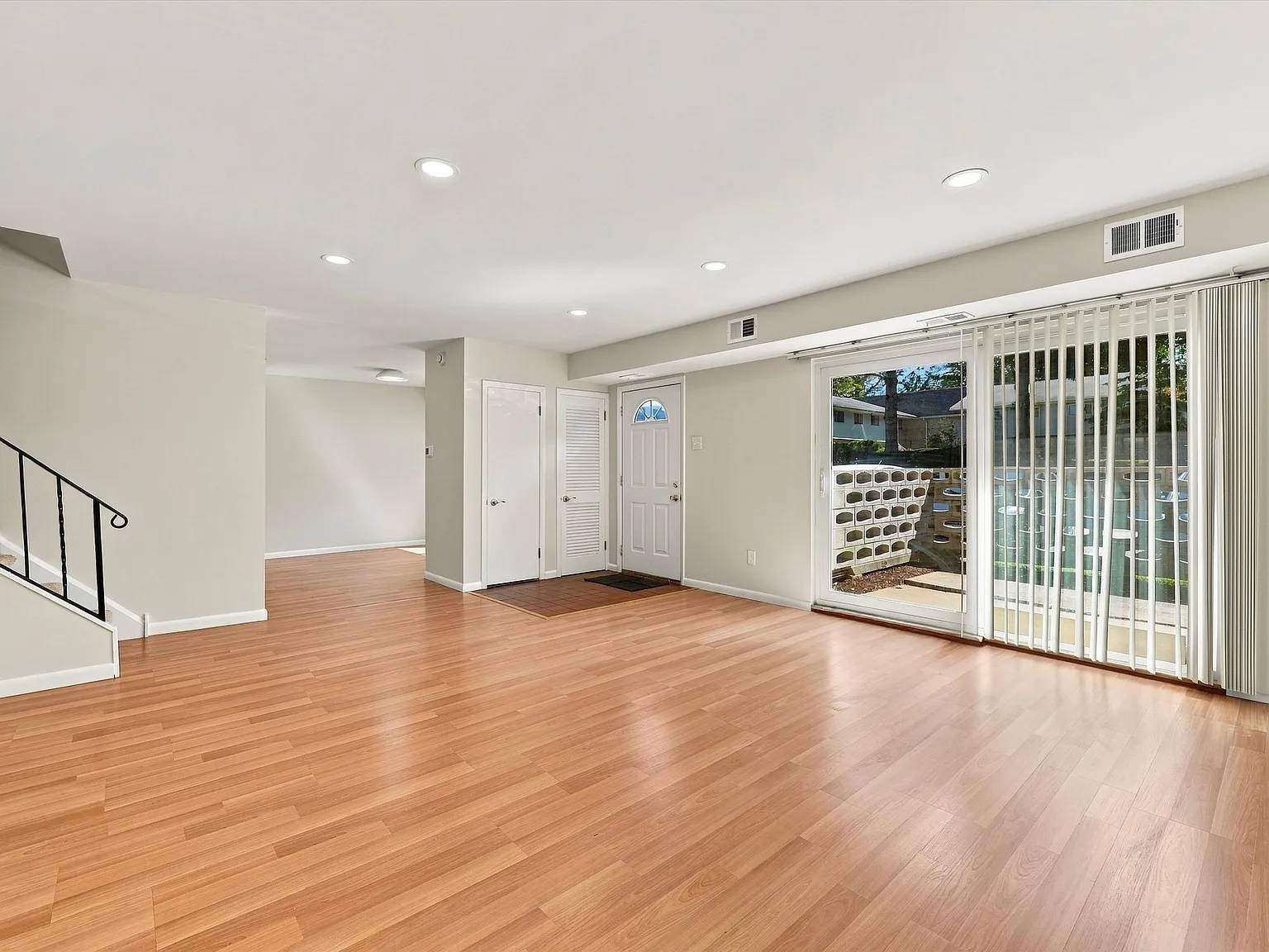 3 bed, 1280 sqft, $2,300 — Photo 3