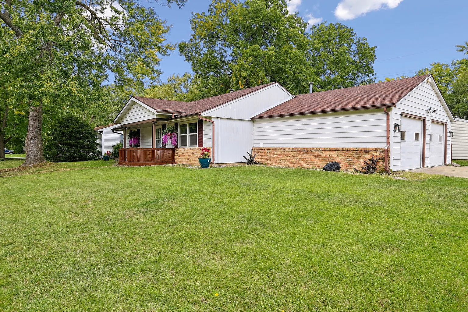 3102 Ridgewood Dr photo 1
