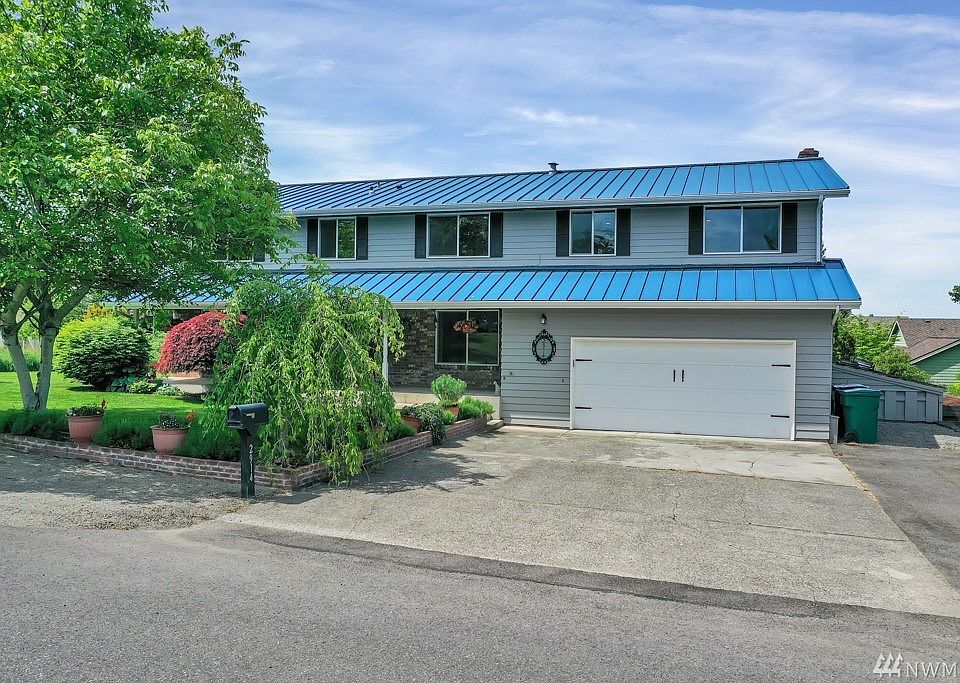 Looking for a LARGE family home? Here it is!! This rare find boasts 4640 sq feet, 5 bedrooms + Office or 6th Bedroom + BONUS ROOM + Sun Room + Rec Room. This home offers a space for everyone!