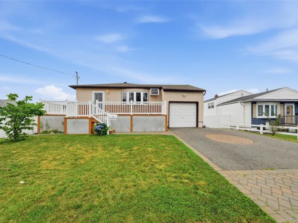4 Farragut Avenue, Lindenhurst, NY 11757
