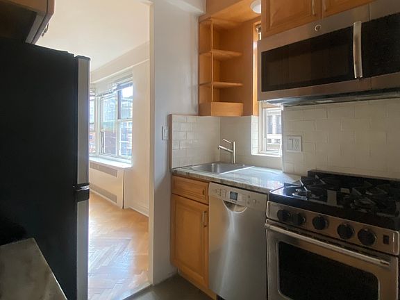 5th image of 139 E 35th St APT 8G