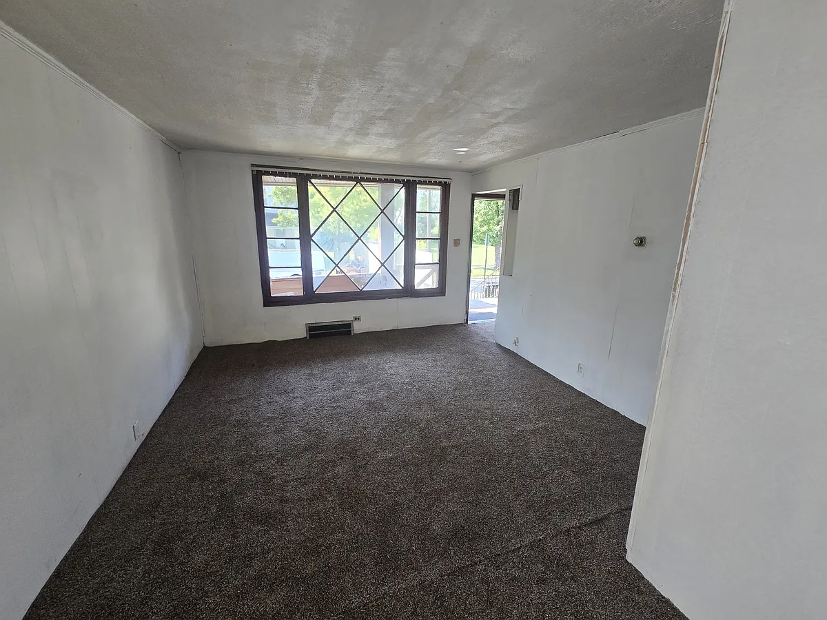 Building Photo - 9815 Elizabeth Ave #1