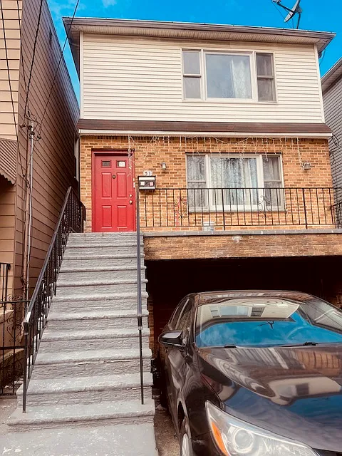 31 Romaine Ave #2