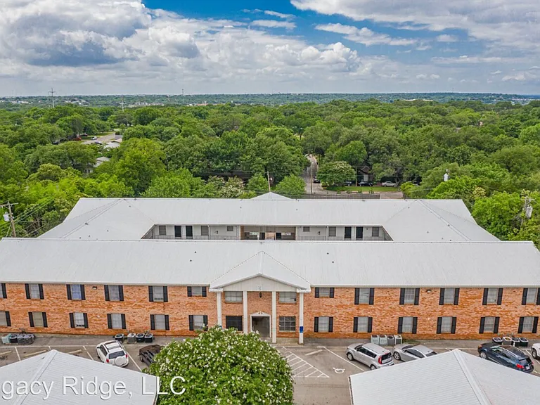 2504 Hilltop Dr — Photo 3