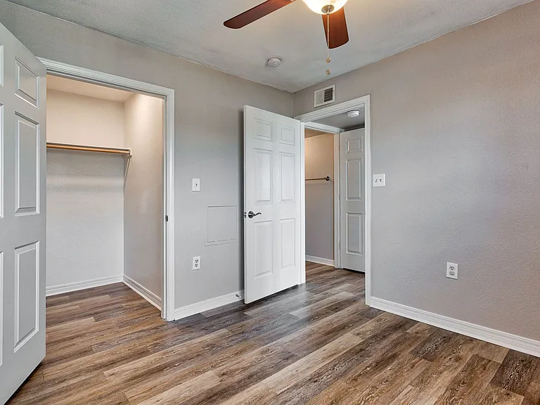 Autumn Brooke Apartments — Photo 31