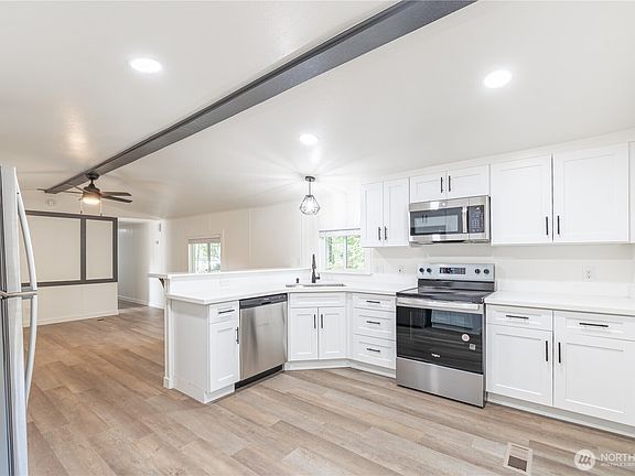 4th image of 460 E Wood Lane