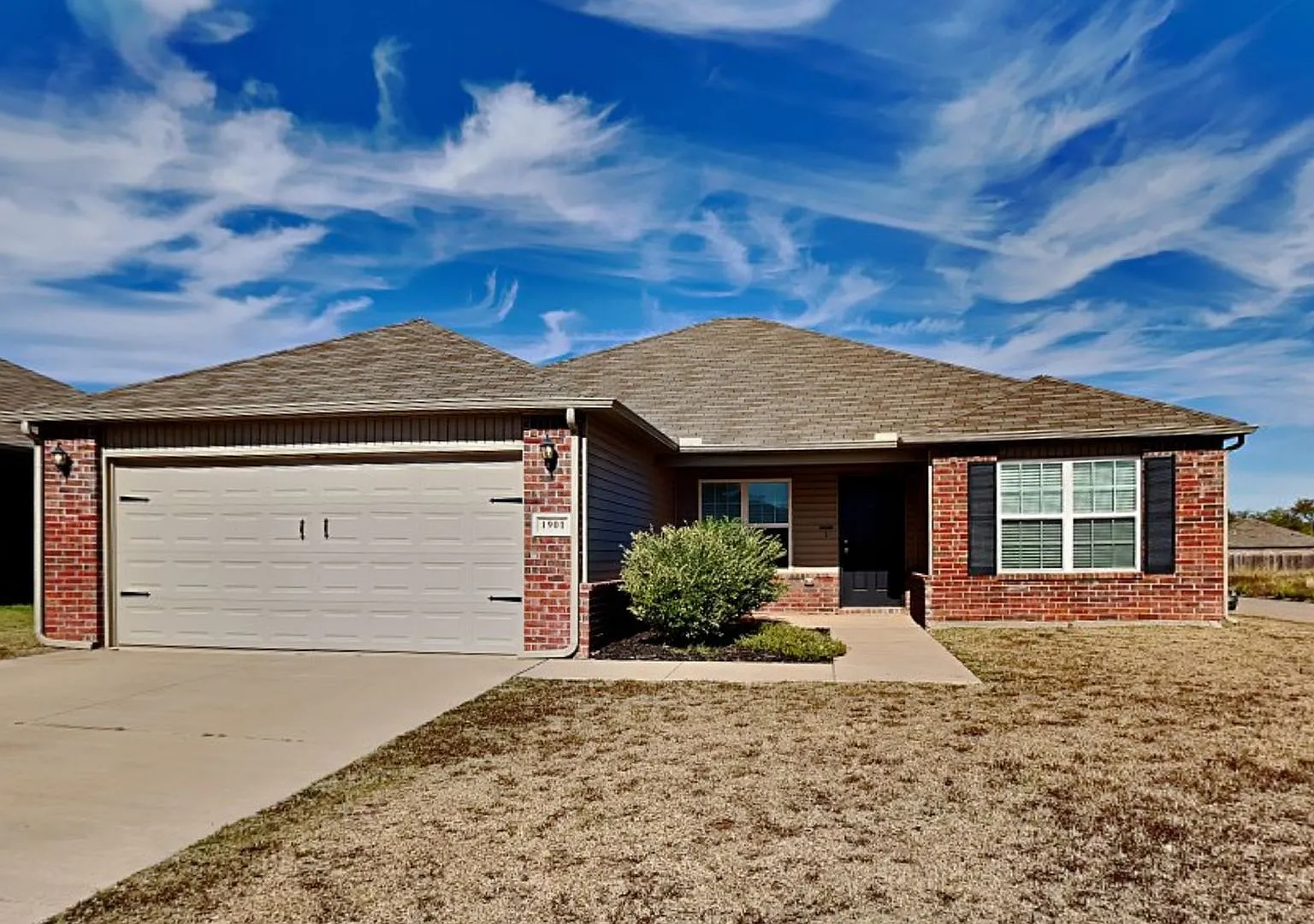 Beautiful 3 Bedroom 2 Bath Home With Storm Shelter in Mustang Schools — Photo 1
