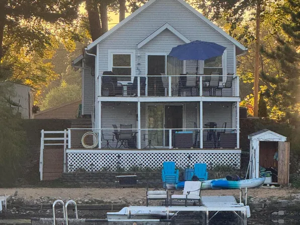 11309 Sunset Point Dr, Plainwell, MI 49080