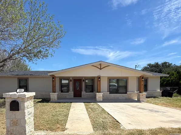 2033 E ABM Drive, Carrizo Springs, TX 78834
