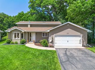 899 Park Knoll Dr, Eagan, MN 55123