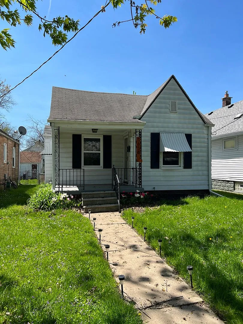 1658 Schomberg — Photo 1