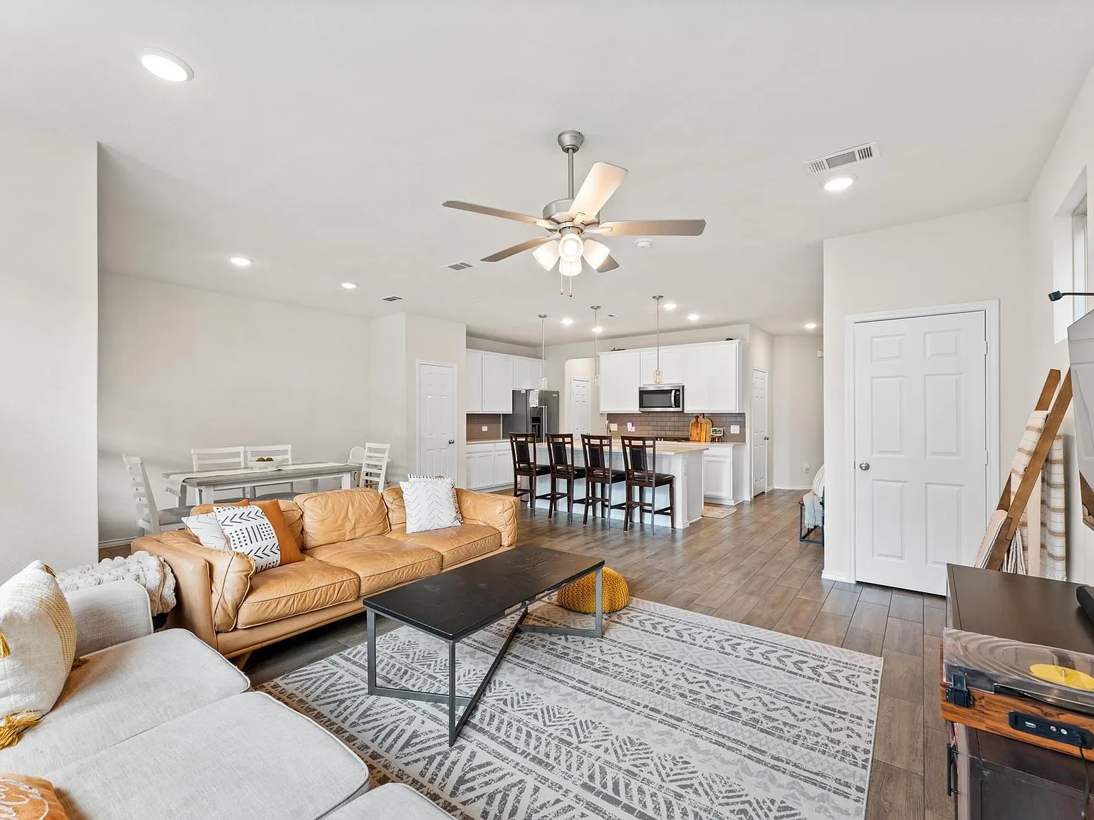 3 bed, 2.5 bath, 1837 sqft, $2,750 — Photo 2