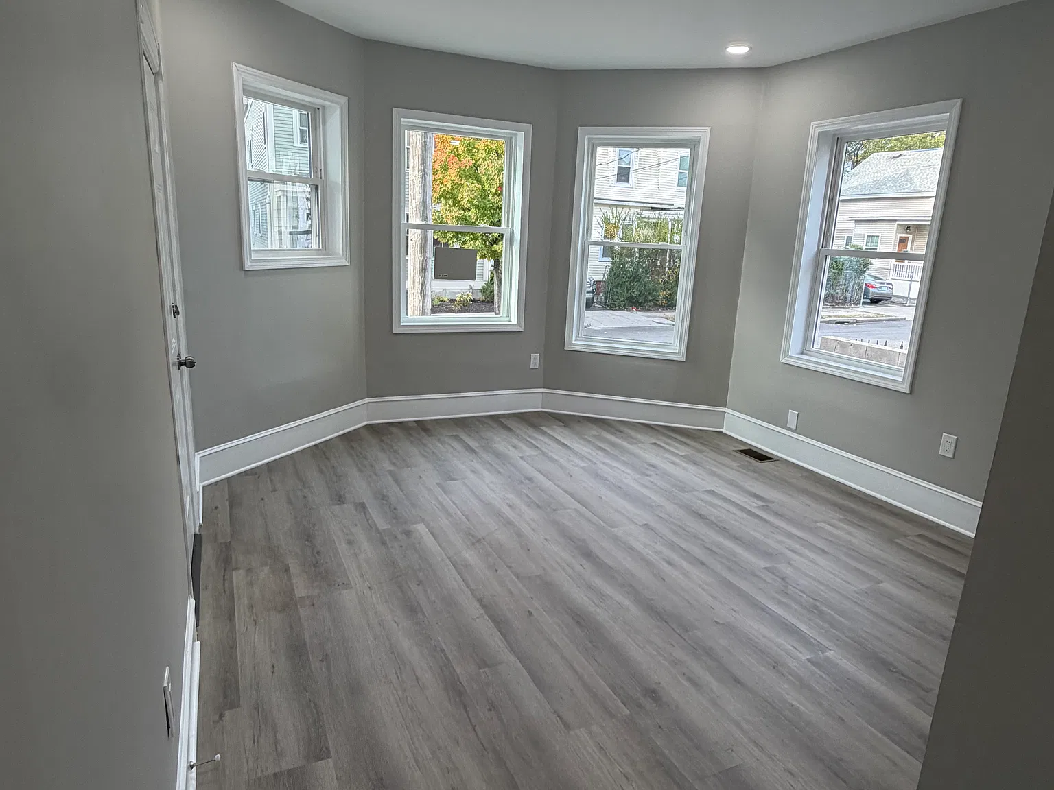 3 bed, 1.5 bath, 1000 sqft, $2,400 — Photo 3