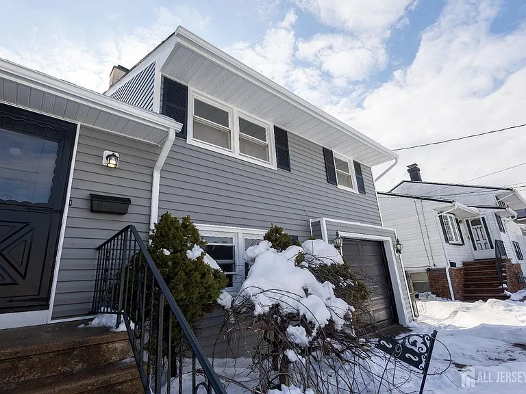 9 Bernath St — Photo 1