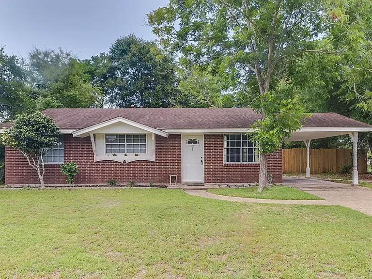 2610 Demaret Dr — Photo 1