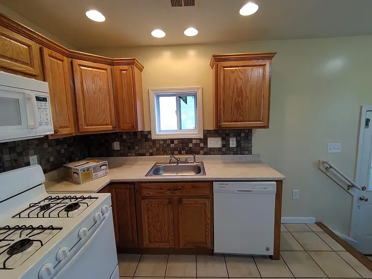 748 Russell St — Photo 6