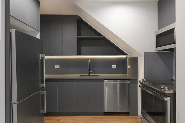 Rented by Constellation Commercial Real Estate Advisors, LLC | media 10