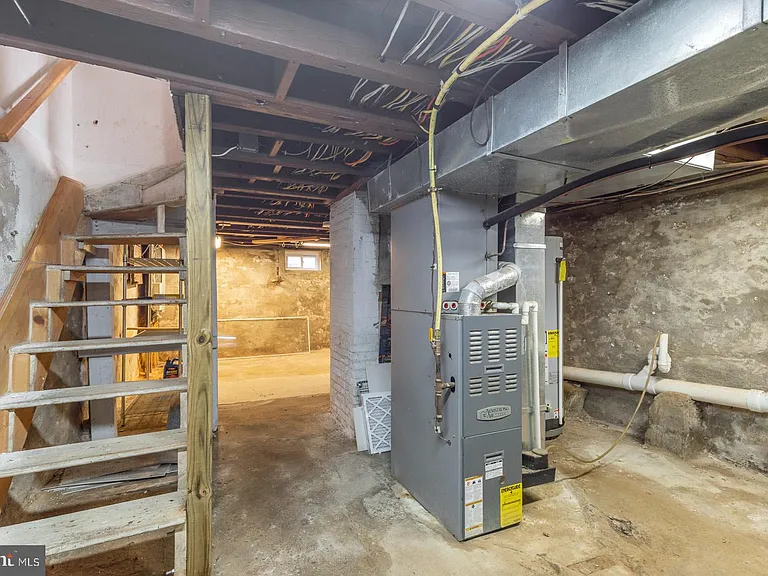1439 E Oxford St — Photo 26