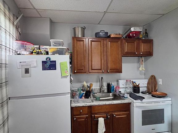 4th image of 123 W Green St