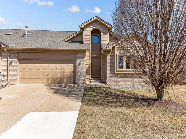 32954 Whispering Ln, Chesterfield, MI 48047