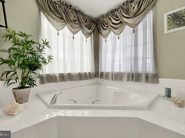 533 Rubens Cir — Photo 36