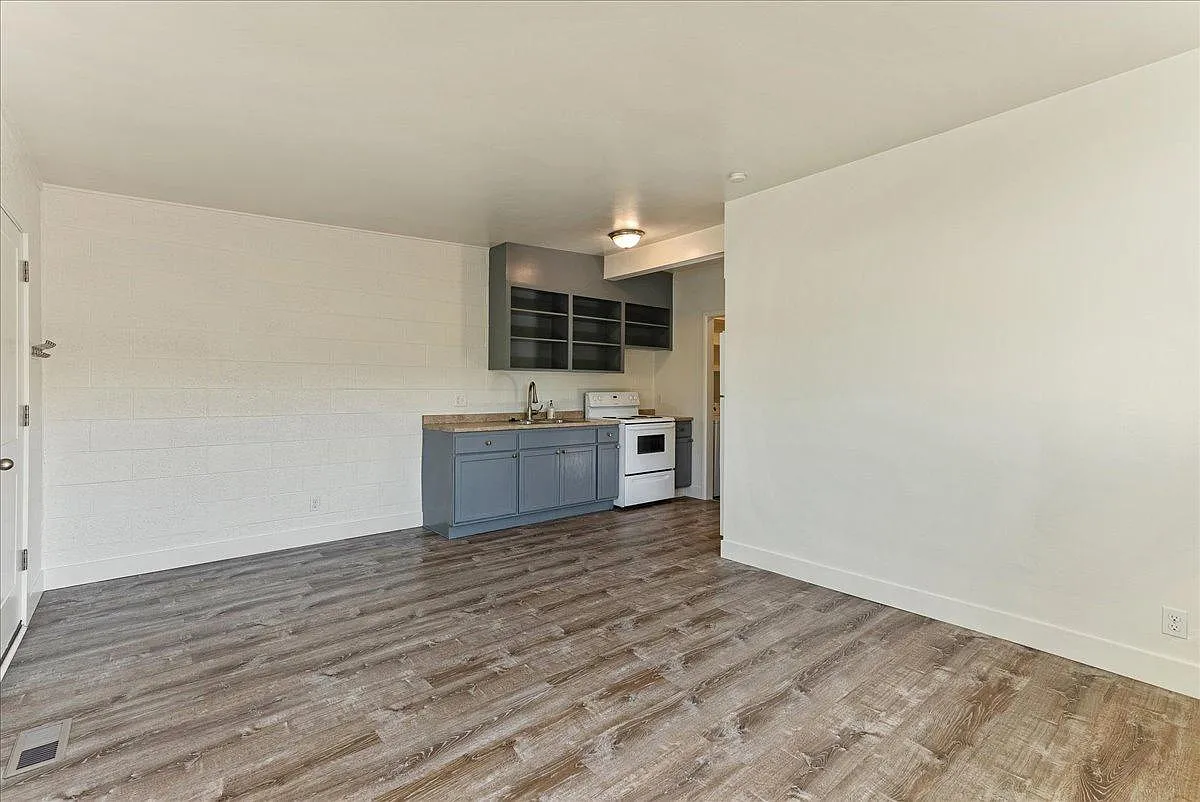 982 E Downington Ave — Photo 3