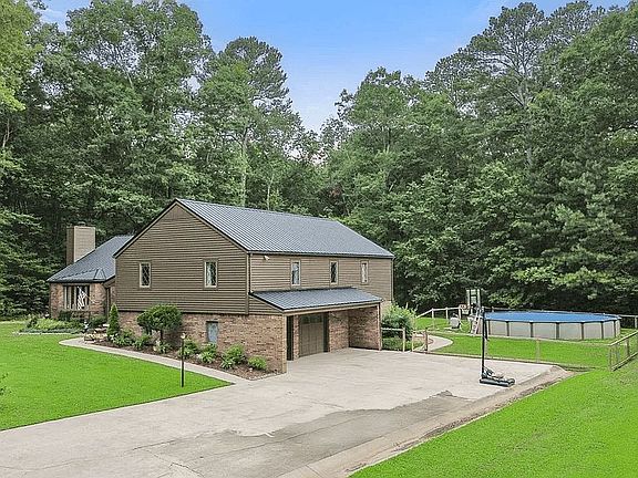 2nd image of 364 Hidden Oaks Trl NE